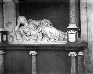854960 Afbeelding van de graftombe van Elisabeth van Tuyll van Serooskerken in de Nicolaikerk (Nicolaaskerkhof 8) te Utrecht.
